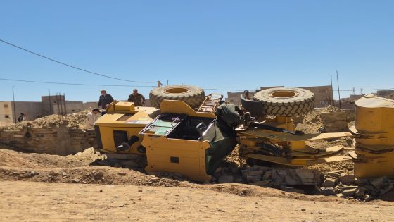 انقلاب جرافة بتجزئة الكويز بالسمارة واستنفار للسلطات المحلية والأمنية..