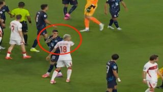 بأمر من ال VAR .. قانون” تغطية الفم ” يدخل حيز التنفيذ ويمنح المونديال أول حالة طرد فريدة من نوعها .