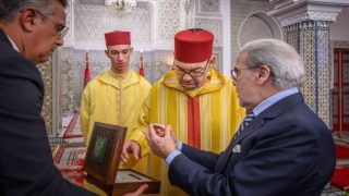 في حضرة الملك.. والي بنك المغرب يفتح دفاتر الاقتصاد ويحذر من مغرب يسير بسرعتين…
