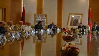 لوديي يبحث مع كبير مستشاري الدفاع البريطاني سبل تعزيز التعاون العسكري بين المغرب والمملكة المتحدة.