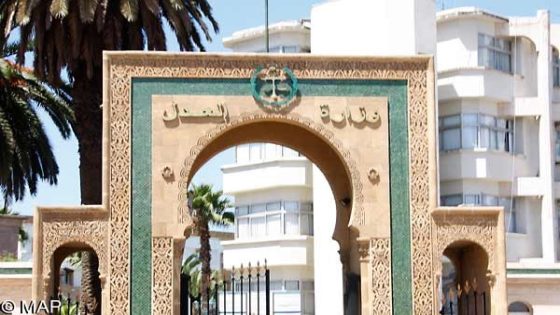 وزارة العدل تشدد إجراءات مراقبة التغيب غير المشروع عن العمل وتوجه تعليمات إلى مسؤولي المحاكم