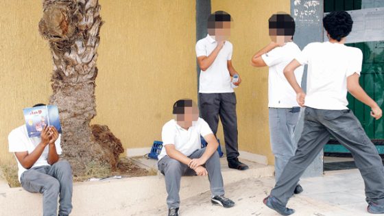 أطفال في سن الزهور يبحثون عن السجائر.. حين يغيب الانتباه الأسري تبدأ رحلة النيكوتين من أبواب المقاهي..!!