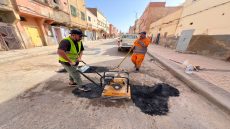 جماعة السمارة تعالج عددا من الحفر بالشوارع والأزقة.. تدخلات لتحسين الانسيابية