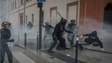 ماكرون يأمر بتغيير أساليب الشرطة .. وفرنسا تستعد إلى فرض حظر التجول…